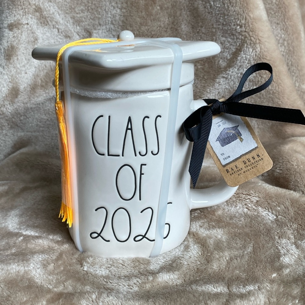 NWT Rae Dunn Class of 2026 Graduation Tassel & Cap Hat Mug. Graduate Gift